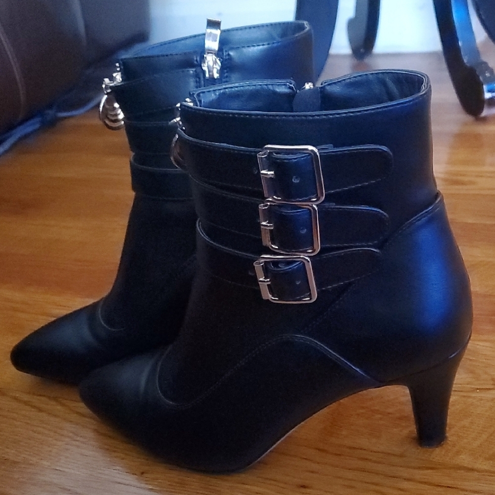 Chic Black Heeled Boots with Buckle Detail - Picture 5 of 9